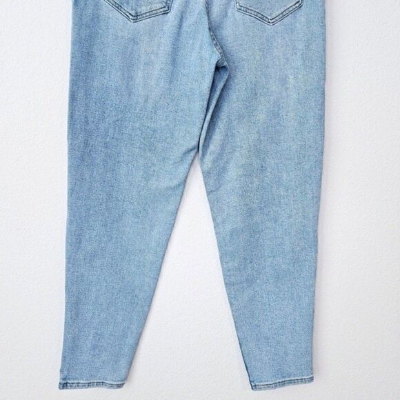 New! Levi's Silvertab High Waisted Mom Jean Distressed Tapered Leg Jeans - Picture 7 of 14